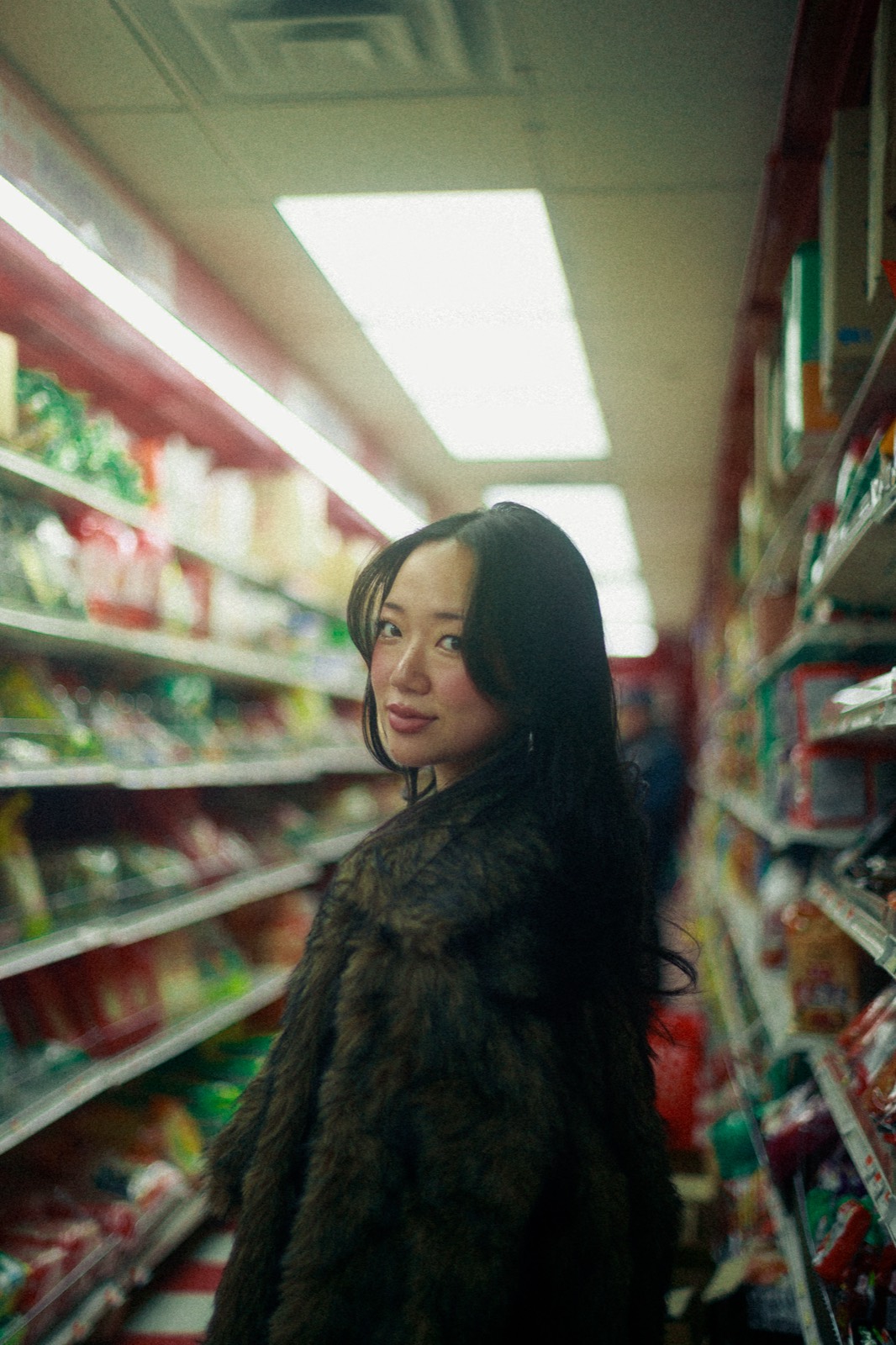 Glancing back between shelves