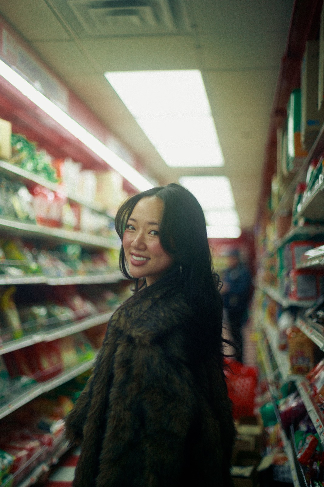 Over-the-shoulder glance in the aisle